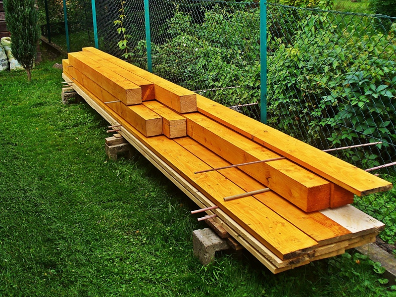 charpentier-ROQUEBRUNE CAP MARTIN-min_boards_the_rafters_joinery_tree_painting_wood_colored_paint-871508