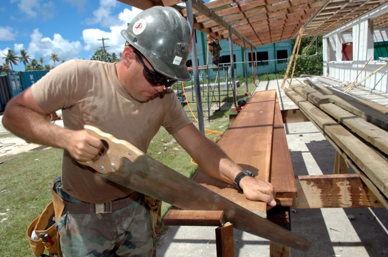 charpentier-ROQUEBRUNE CAP MARTIN-min_worker_construction_building_carpenter_male_job_build_helmet-893290